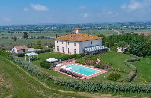 Le Piazze Villa | Wonderful private villa with hot tub, private pool, sauna, WIFI, A/C, TV, patio, close to Cortona