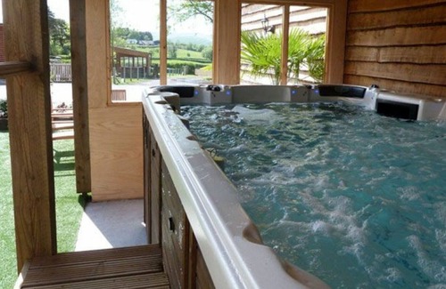 Brecon House | Wonderful private villa for 3 people with WIFI, TV, patio, pets allowed, panoramic view and park...