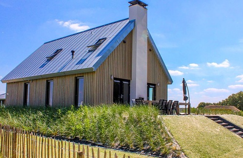 Tholen House | Wonderful private villa for 10 people with WIFI, hot tub, TV and parking