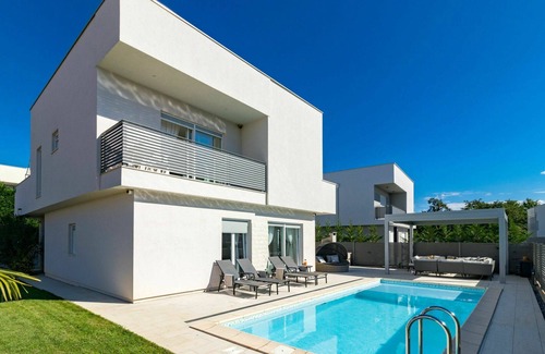 Karigador House | Wonderful private villa with private pool, A/C, hot tub, WIFI, TV, terrace and pets allowed