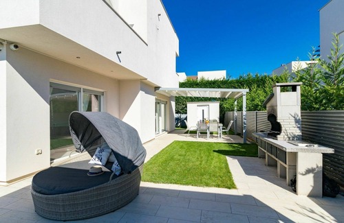 Karigador House | Wonderful private villa with private pool, A/C, hot tub, WIFI, TV, terrace and pets allowed