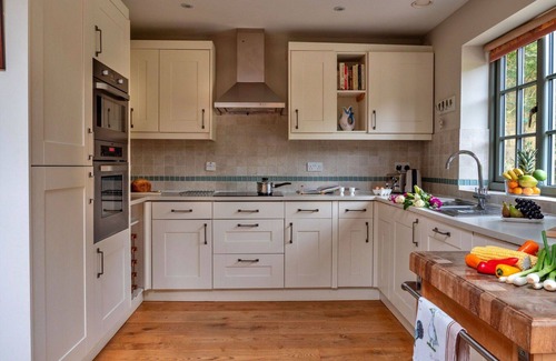 Kingham House | Wonderful villa for 6 guests with WIFI, pool
