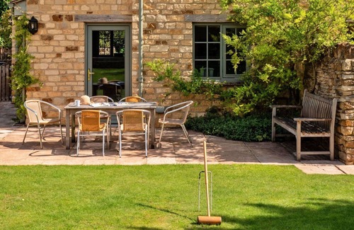 Kingham House | Wonderful villa for 6 guests with WIFI, pool