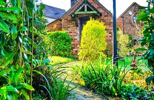 Coalbrookdale House | Wonderful villa for 2 guests with WIFI, pets allowed and parking
