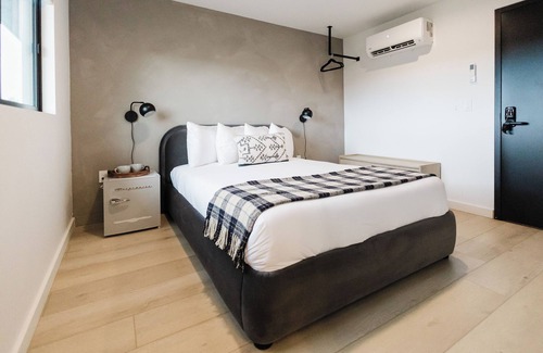 Columbia Falls Hotel | Wonderstone Hotel - Single King Micro Guest Room