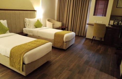 Perintalmanna Hotel | Woodbine Foliage