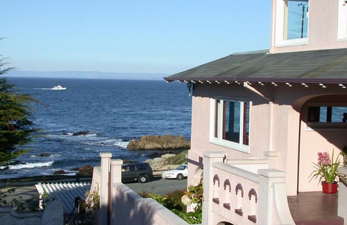 Pacific Grove Cabin | Woodburning fireplace/1840canopy4poster DOUBLEBED/3dr armoire/clawfoottub/shower