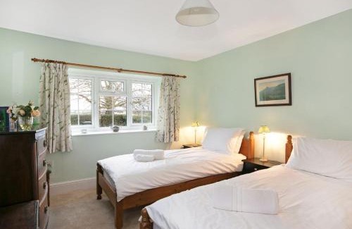 Nether Worton House | Woodcutter's Cottage - Peaceful Country Retreat!