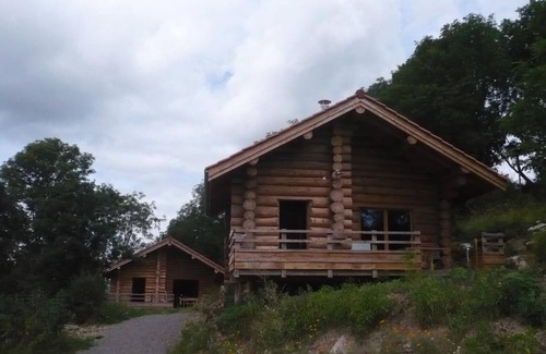 Saint-Martin-la-Sauvete Cottage | Wooden chalet in nature, pets welcome
