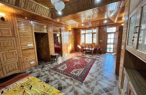 Sanjauli Apartment | Wooden Heaven
