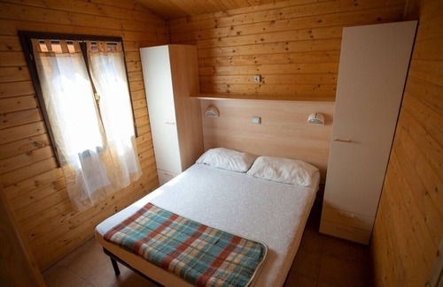 Ex Campo d'Aviazione Cabin | Wooden vacation home with veranda for 4 people.
