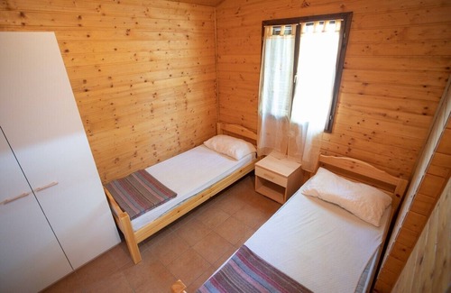 Ex Campo d'Aviazione Cabin | Wooden vacation home with veranda for 4 people.