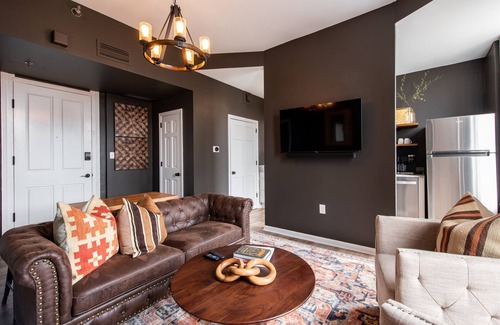 Versailles Hotel | Woodford Reserve Suite, The Woodford Hotel