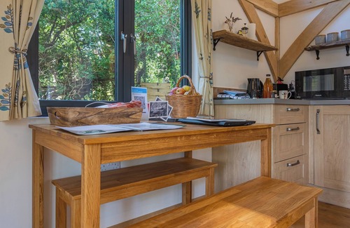 Alfriston Cabin | Woodland Cabin Retreat in Alfriston - hot tub
