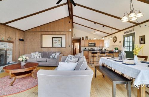 Lake Harmony Estates House | Woodland Escape-0.6Mile to Lake Beach Pet Friendly