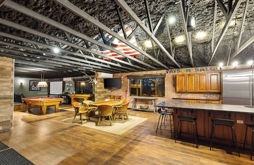 Payson House | Woodland Escape with Pickleball, Porch Views & Optional Private Saloon