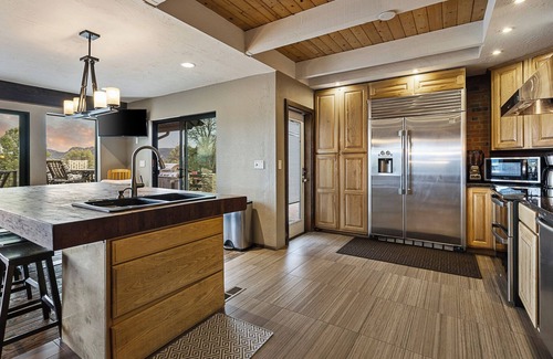 Payson House | Woodland Escape with Pickleball, Porch Views & Optional Private Saloon