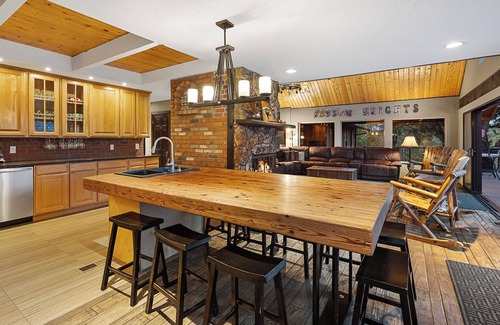 Payson House | Woodland Escape with Pickleball, Porch Views & Optional Private Saloon
