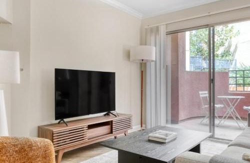 Woodland Hills Apartment | Woodland Hills 1BR w Gym WD Pool nr 101 LAX-683