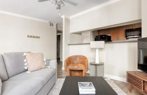 Woodland Hills Apartment | Woodland Hills 1BR w Gym WD Pool nr 101 LAX-683