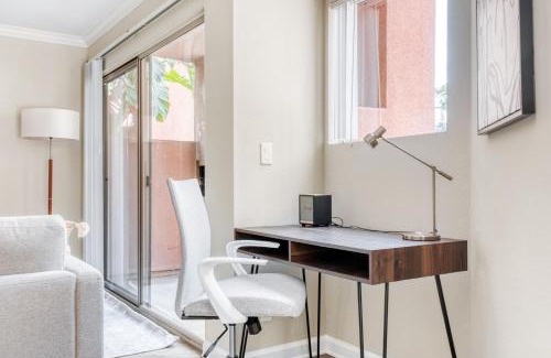 Woodland Hills Apartment | Woodland Hills 1BR w Gym WD Pool nr 101 LAX-683