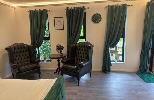 Londonderry Apartment | Woodland lodge green room