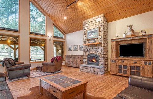 Perry Park House | Woodland Retreat 1 Acre Game Area Huge Yard