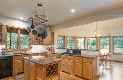 Perry Park House | Woodland Retreat 1 Acre Game Area Huge Yard