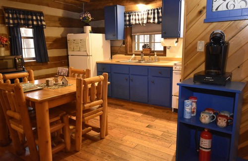 Laurelville Cabin | Woodland view-Blue Log Cabin