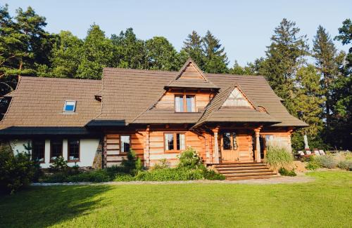 Bydlino Villa | Woodorf drewnem usłane - dom z jacuzzi nad rzeką Słupią wśród pól i lasów z chatą grillową, ogniskiem i placami zabaw dla dzieci