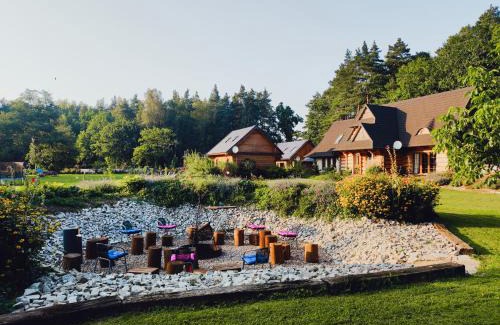 Bydlino Villa | Woodorf drewnem usłane - dom z jacuzzi nad rzeką Słupią wśród pól i lasów z chatą grillową, ogniskiem i placami zabaw dla dzieci