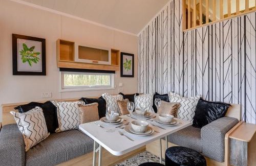 Alderbury House | Woodpecker Lodge-Ukc5156