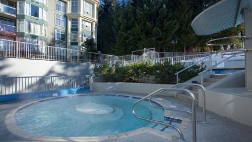 Upper Village House | Woodrun Lodge 616 | Stylish Top Floor Ski-In & Out Condo by Upper Village w/Hot Tub, Pool, Parking