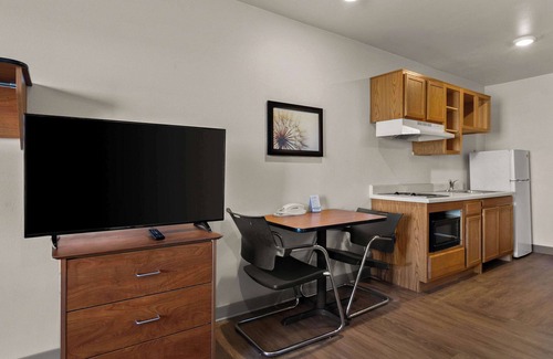 Champaign Hotel | WoodSpring Suites Champaign near University