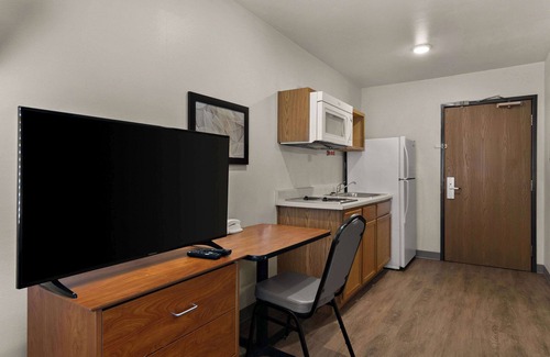 Champaign Hotel | WoodSpring Suites Champaign near University