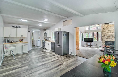 Pinetop-Lakeside Cottage | Woodsy Retreat w/Deck - 2 Mi to Rainbow Lake!