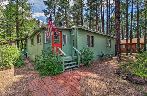 Pinetop-Lakeside Cottage | Woodsy Retreat w/Deck - 2 Mi to Rainbow Lake!