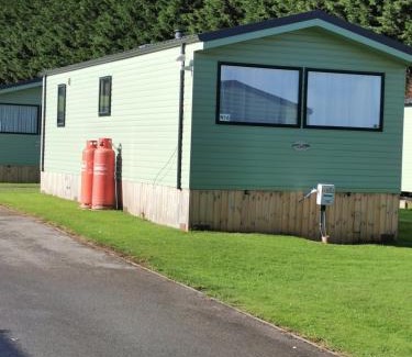 Knaresborough Apartment | Woofles Luxury Caravan at Knaresborough Lido