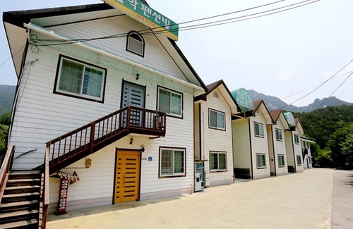 Jecheon House | Worak Pensionville Gogh's House