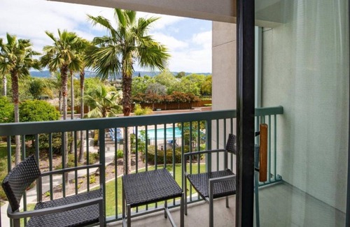 Oakland House | Work and unwind at our Oakland International Airport room