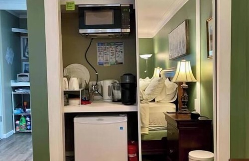 Port Hope Apartment | Work-friendly bed/sit with private deck