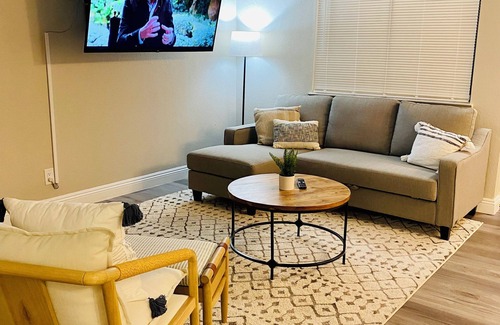 Paradise House | Work from home, 2 BR/2 BA midterm stay near hospitals, UNLV, LV strip, airport