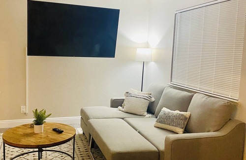 Paradise House | Work from home, 2 BR/2 BA midterm stay near hospitals, UNLV, LV strip, airport