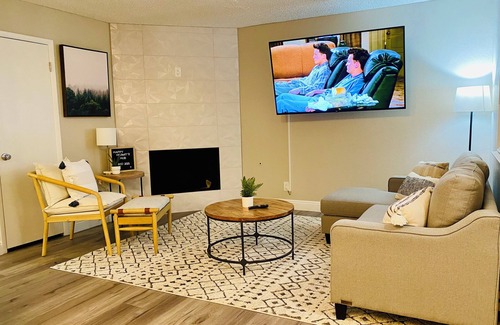Paradise House | Work from home, 2 BR/2 BA midterm stay near hospitals, UNLV, LV strip, airport