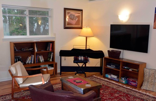 Oak Harbor Apartment | Work or play: Ocean & mountain views Quiet on 6ac Near town Fast WiFi streaming