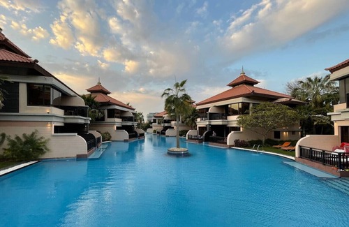 Palm Jumeirah Apartment | World Class | 1BR | Modern in Royal Amwaj