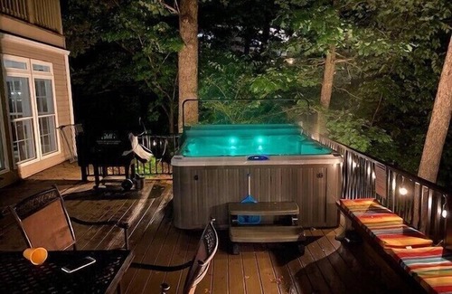 Gravois Mills House | *Wow, Luxury 5BR, 4BA Edgewater Escape w/Hot Tub!