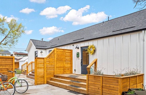 Depot Bench House | WOW! QUALITY ECLECTIC LUX HOME w/ Hot Tub, Gourmet Kitchen, + DOG Friendly! 5 min to BSU!