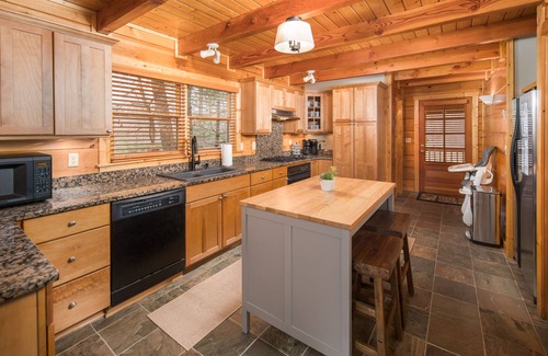 Boone Cabin | Wrap-Around Porch🏔️Hot Tub ❄️ Firepit🔥 GameRoom🎯