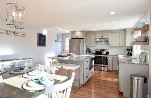 South Chatham House | Wrap-Around Porch Mins. to Beach!